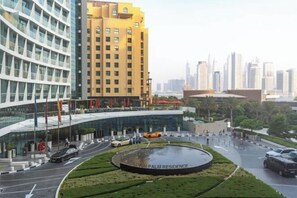 A modern hotel with a circular water feature labeled "SEVEN PALM RESIDENCE" in the courtyard, surrounded by well-maintained greenery and a parking area. - Luxurious Studio In The Palm I Direct Beach Access (Dubai)