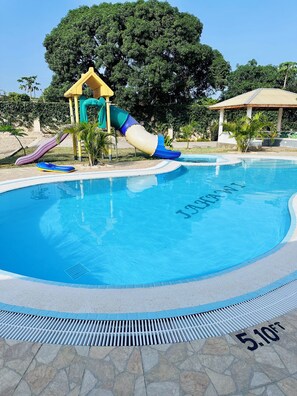 Una piscina al aire libre