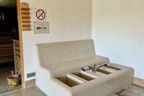 A room with a sofa bed, a sink, and a wooden ladder. - JJ Living - Alpenblick (Scheidegg)