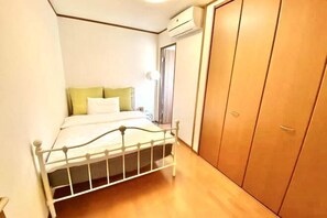 Room - 4 bedrooms, 2 bathrooms, 2 toilets, spacious house with convenient transportation (Kyoto)