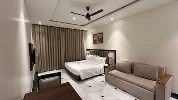 Family Room | Iron/ironing board, free WiFi