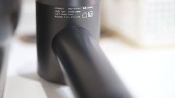 Um close-up de um objeto preto com texto e símbolos, possivelmente um equipamento ou um móvel.