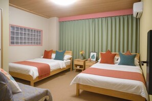 Ein Hotelzimmer mit zwei Betten, einem Fernseher, einem Fenster mit Blick und einem Vorhang.