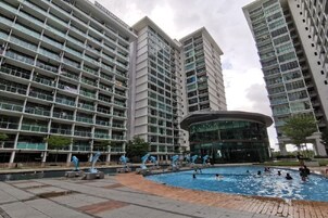 Un edificio residencial moderno con zona de piscina.
