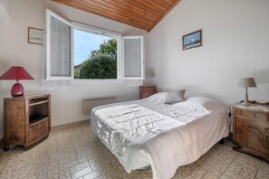 2 Schlafzimmer, Bügeleisen/Bügelbrett