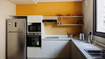 Refrigerador, microondas, horno, utensilios de cocina