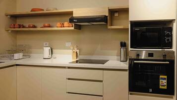 Luxury Apartment, 3 Bedrooms, Pool View | Dapur peribadi | Peti sejuk, ketuhar gelombang mikro, ketuhar