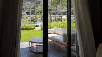 Apartamento standard, 2 quartos, vista para o jardim | Área de estar | Smart TV 40 polegadas com canais via satélite