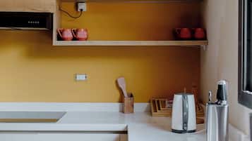 Appartamento Standard, 2 camere da letto, vista giardino | Cucina privata | Frigorifero, microonde, forno, pentole/stoviglie/utensili