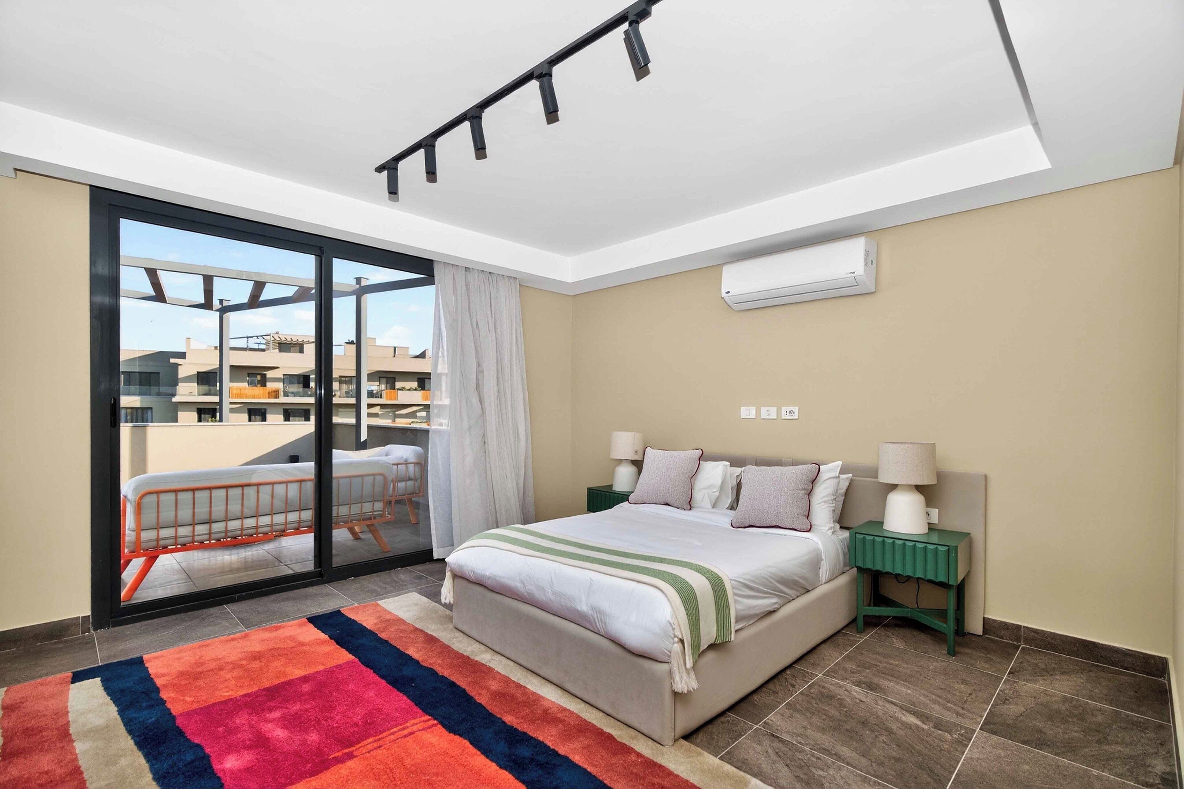 Signature Apartment, City View | Bar mini, meja, ruang kerja komputer riba, langsir/tirai gelap terus 