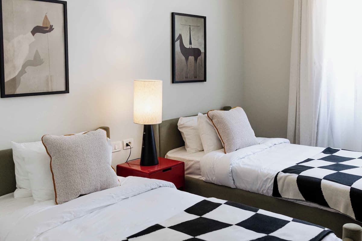Apartamento estándar, 2 habitaciones, vistas al jardín | Minibar, escritorio, espacio para trabajar con un portátil