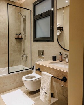 Kelengkapan dandanan diri percuma, tuala disediakan, sabun, syampu 