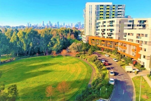 Exterior - A 3BR Apt Next to Melbourne Zoo, FREE Parking (Parkville)