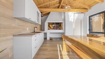 Fridge, oven, dishwasher, coffee/tea maker