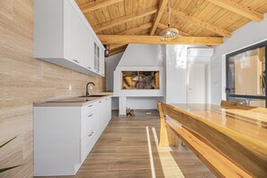 Kühlschrank, Ofen, Geschirrspüler, Wasserkocher mit Kaffee-/Teezubehör