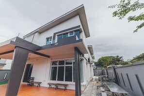Unclassified image, 2 of 66, button - d'Lux 6BR16-25px Pool/BBQ/NetFlx/HotPot/KTV/Mahjong (Bandar Penawar)