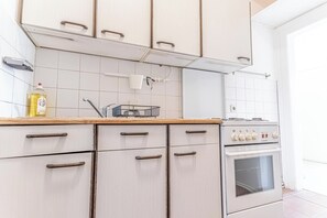 Departamento básico | Cocina privada | Refrigerador, microondas, horno y parrilla de estufa 