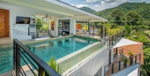 Kolam renang tertutup