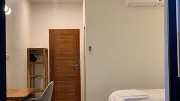 Safe på rommet, skrivebord og wi-fi (inkludert)