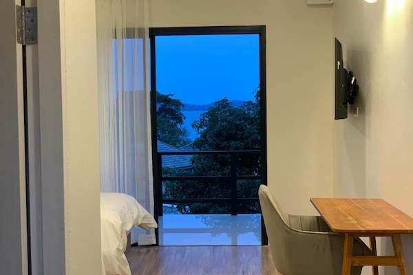 In-room safe, desk, free WiFi