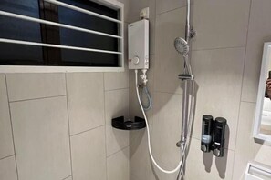 Room - 8 mins driving to T.C Beach @ Holiday Guest House (Kuala Kuantan)