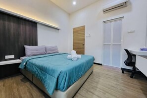 Ein modernes Schlafzimmer mit Bett, Nachttisch und Schreibtisch mit Stuhl.