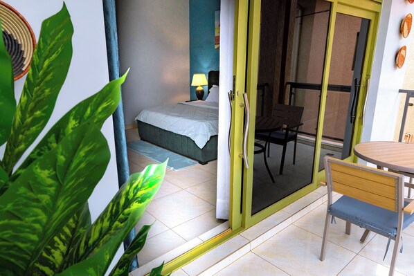 6 bedrooms, iron/ironing board, WiFi, bed sheets