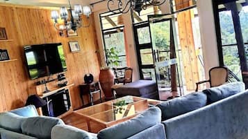 Cottage dành cho gia đình, ban công, quang cảnh vườn | Khu phòng khách | Smart TV 32-inch có truyền hình kỹ thuật số
