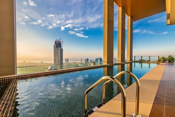 Outdoor pool - Sky88 Luxury2BR KSL/Midvalley/CS (Johor Bahru)