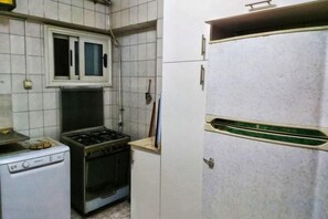 A kitchen with a stove, oven, and a refrigerator. - Jessy Residential Apartment (Cairo)