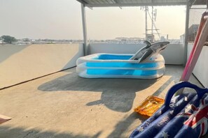 An inflatable pool on a rooftop terrace with a clear view of the city skyline. - W. House for group, Cozy Loft near Suvarnabhumi Airport (Bangkok)
