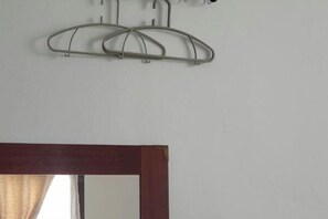 A room with a wooden door and a mirror. - W. House for group, Cozy Loft near Suvarnabhumi Airport (Bangkok)