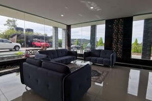 المنشأة من الداخل