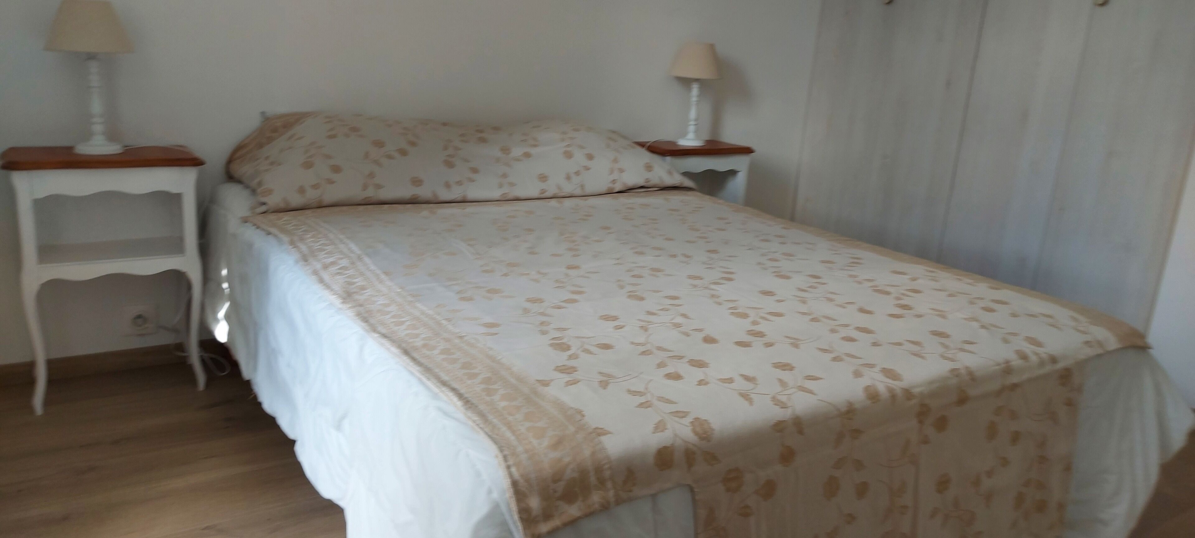 3 habitaciones, tabla de planchar con plancha, internet y ropa de cama 