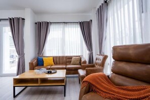 Living area - Walk to the beach (Sattahip)