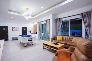 Ballroom - Walk to the beach (Sattahip)