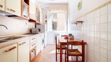 Frigorifero, microonde, forno, piano cottura