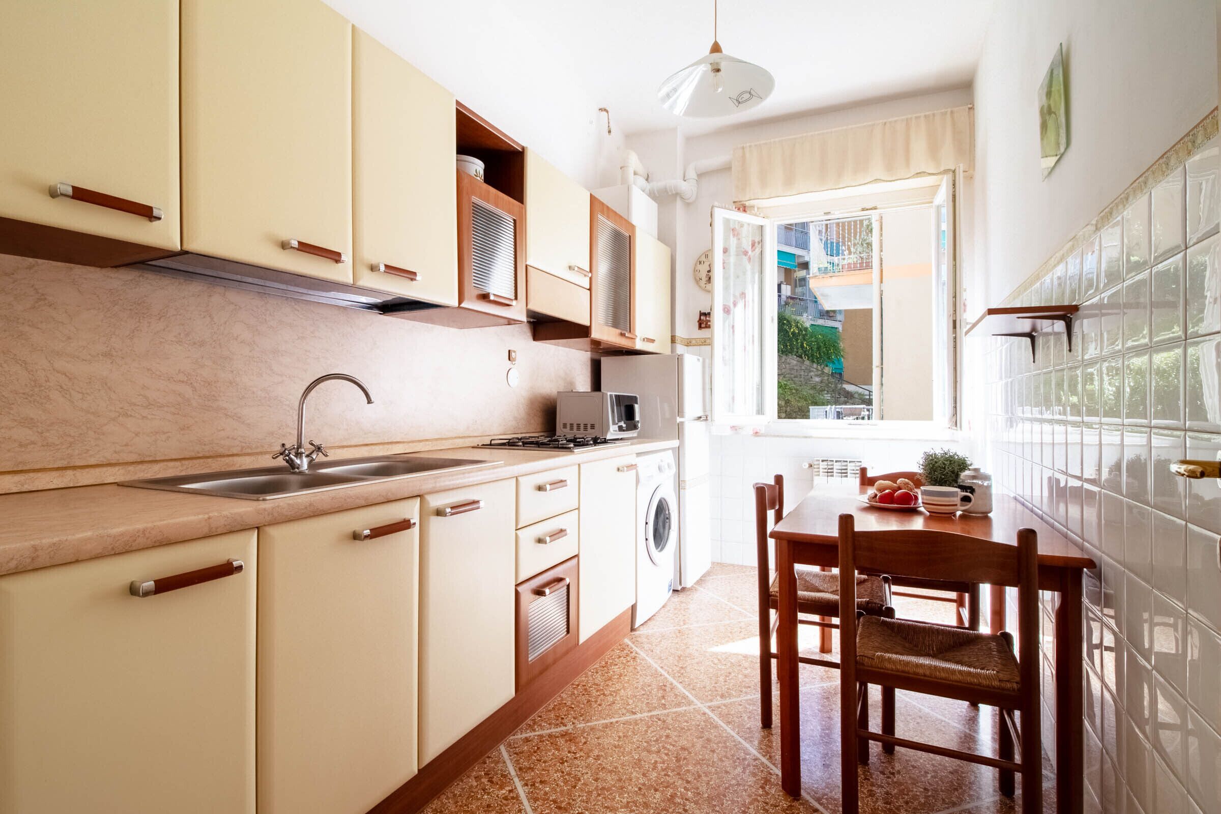 Kylskåp, mikrovågsugn, ugn och kaffe- och tebryggare