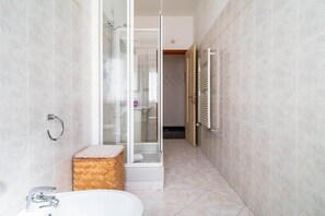 Shower, hair dryer, towels - Appartamento Belfiore-Affitti Brevi Italia (Rapallo)