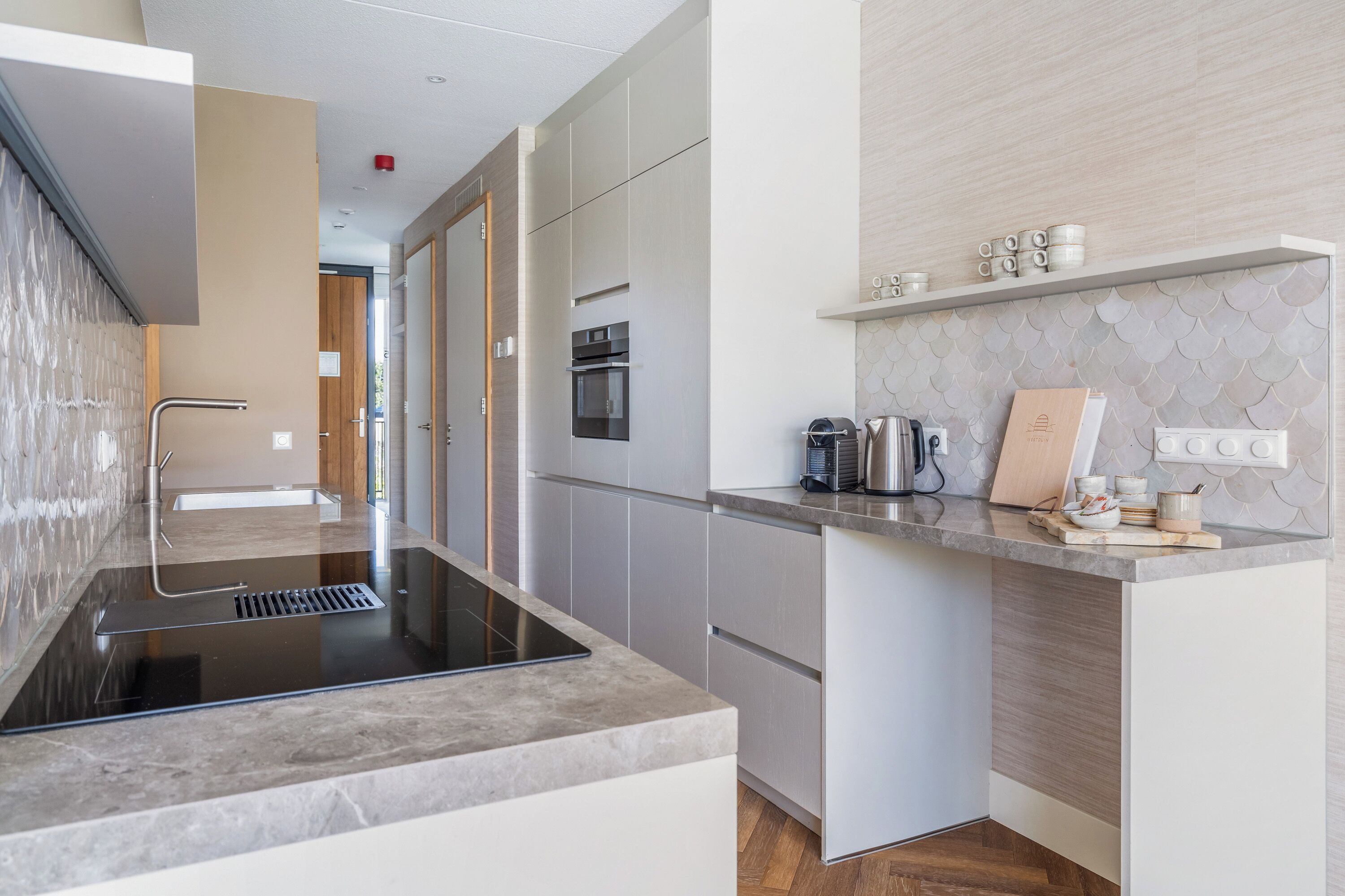 Een vaatwasser, eettafels