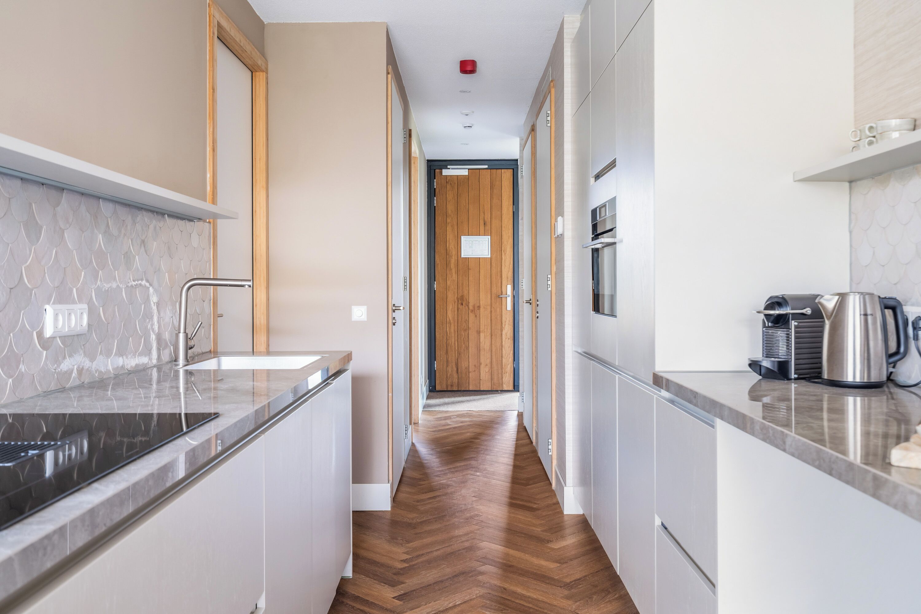 Een vaatwasser, eettafels