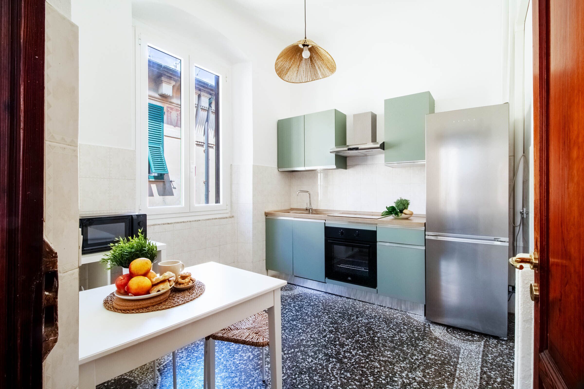 Réfrigérateur, micro-ondes, four, bouilloire électrique