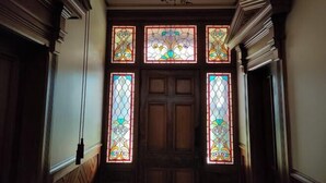 Una puerta de madera con vidrieras de colores.