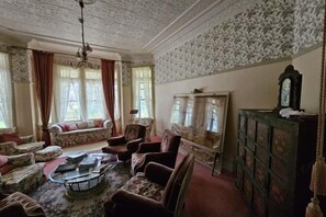 Living area - BURNSIDE HOMESTEAD (Elderslie)