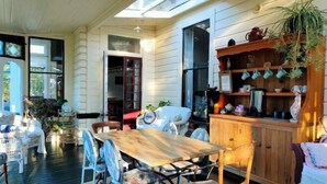Ein gemütliches Interieur mit einem Holzespeisetisch, Stühlen und einem Bücherregal.