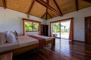 Een kamer met een bed, een televisie en uitzicht op het buitenland.