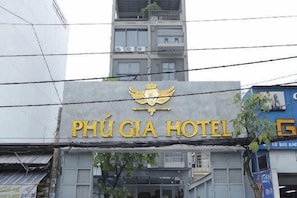 Ein Hotelschild mit einem goldenen Emblem und dem Schriftzug 'PHÚ GIÁ HOTEL'.