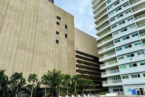 A multi-story hotel with a flat facade and balconies. - View talay 6, city center, next to central mall, direct access to the beach (Pattaya)