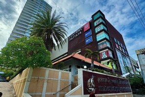 A multi-story building with a prominent sign for 'GEMINI HOTEL' and a large palm tree in the foreground. - View talay 6, city center, next to central mall, direct access to the beach (Pattaya)