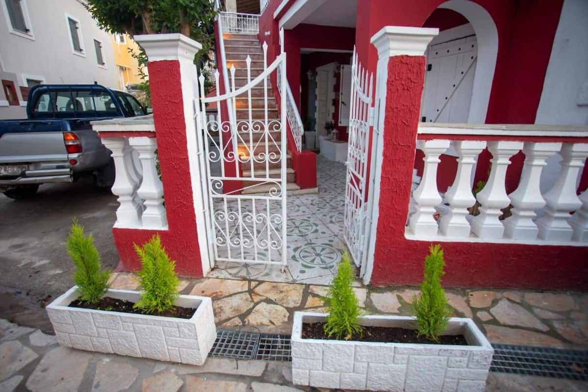 Studio, Smoking | Exterior